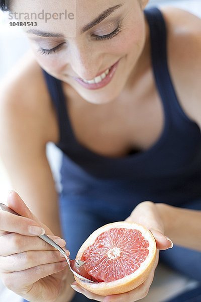 MODELL FREIGEGEBEN. Gesunde Ernährung. Frau isst eine Grapefruit Gesunde Ernährung