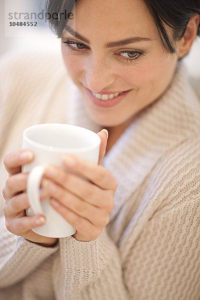 MODELL FREIGEGEBEN. Frau trinkt ein heißes Getränk Frau trinkt ein heißes Getränk