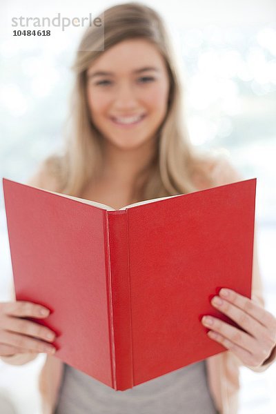 MODELL FREIGEGEBEN. Teenage girl reading Teenage girl reading