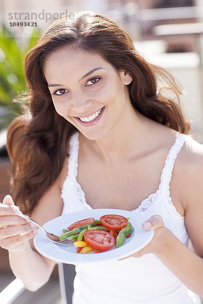 MODELL FREIGEGEBEN. Frau isst einen Salat Frau isst einen Salat