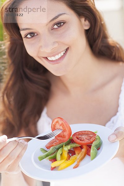 MODELL FREIGEGEBEN. Frau isst einen Salat Frau isst einen Salat