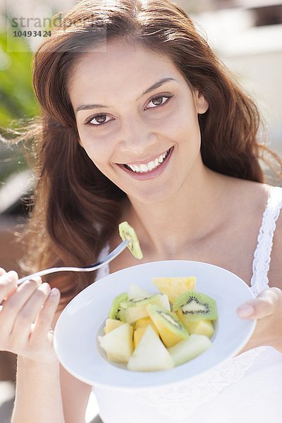 MODELL FREIGEGEBEN. Frau isst Obst Frau isst Obst