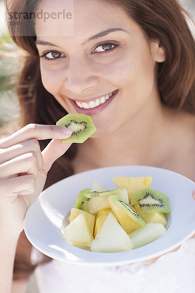 MODELL FREIGEGEBEN. Frau isst Obst Frau isst Obst