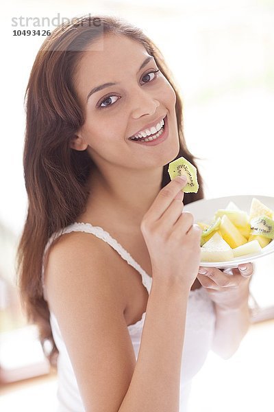 MODELL FREIGEGEBEN. Frau isst Obst Frau isst Obst