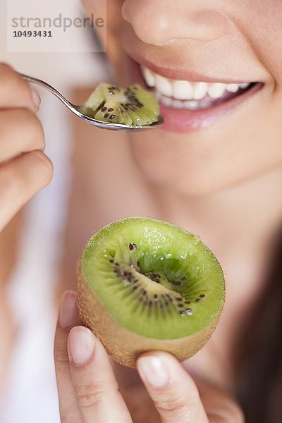 MODELL FREIGEGEBEN. Frau isst Obst Frau isst Obst