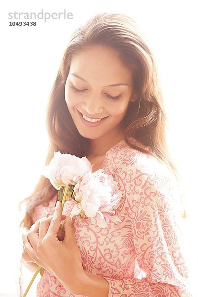 MODELL FREIGEGEBEN. Frau mit Blumen Frau mit Blumen