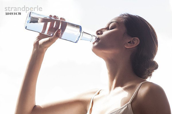 MODELL FREIGEGEBEN. Frau trinkt Wasser Frau trinkt Wasser