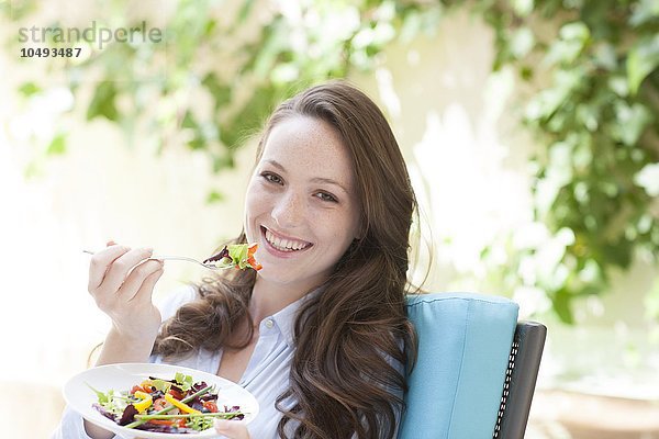 MODELL FREIGEGEBEN. Junge Frau isst einen Salat Junge Frau isst einen Salat