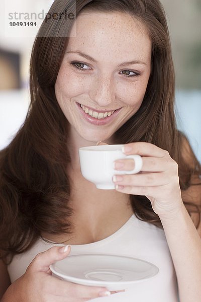 MODELL FREIGEGEBEN. Junge Frau trinkt Kaffee Junge Frau trinkt Kaffee
