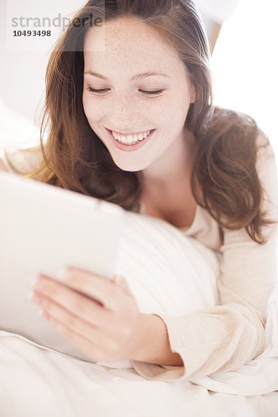 MODELL FREIGEGEBEN. Junge Frau benutzt einen Tablet-Computer Junge Frau benutzt einen Tablet-Computer