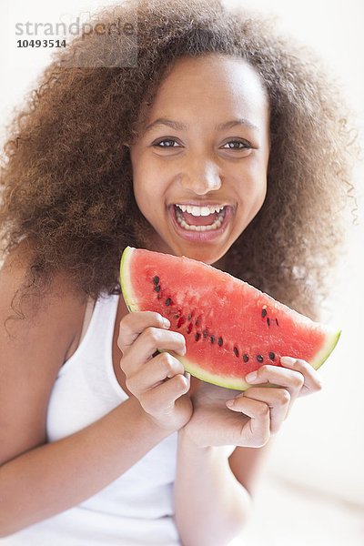 MODELL FREIGEGEBEN. Teenager Mädchen essen Wassermelone Teenager Mädchen essen Wassermelone