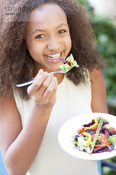 MODELL FREIGEGEBEN. Teenager Mädchen isst einen Salat Teenager Mädchen isst einen Salat