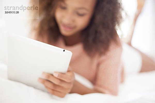 MODELL FREIGEGEBEN. Teenager-Mädchen benutzt einen Tablet-Computer Teenager-Mädchen benutzt einen Tablet-Computer