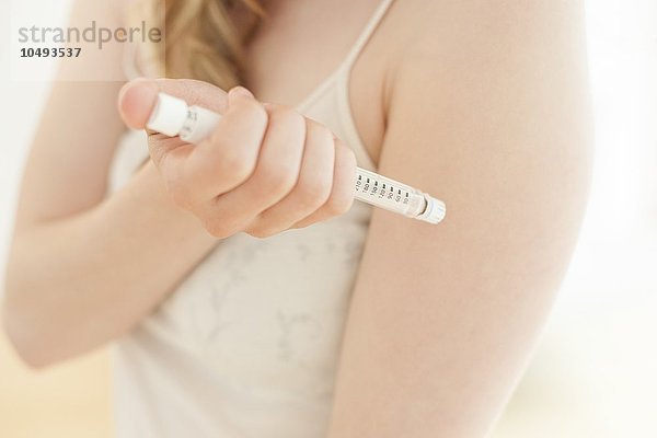 MODELL FREIGEGEBEN. Insulin-Injektion. Frau  die sich mit einem Insulin-Pen spritzt Insulin-Injektion