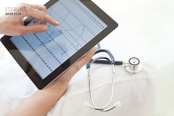 Krankenschwester  die einen Tablet-Computer benutzt Krankenschwester  die einen Tablet-Computer benutzt