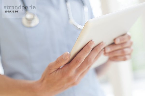 Krankenschwester  die einen Tablet-Computer benutzt Krankenschwester  die einen Tablet-Computer benutzt
