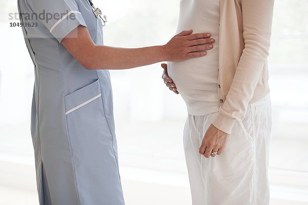 MODELL FREIGEGEBEN. Schwangere Frau und Krankenschwester Schwangere Frau und Krankenschwester