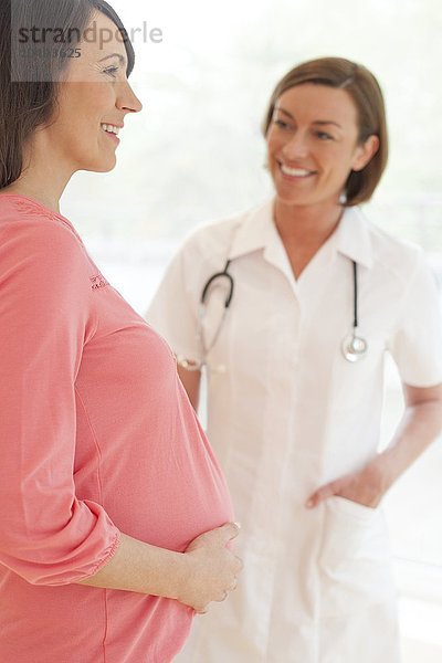 MODELL FREIGEGEBEN. Schwangere Frau und Krankenschwester Schwangere Frau und Krankenschwester