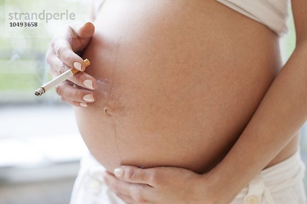 MODELL FREIGEGEBEN. Schwangere Frau raucht Schwangere Frau raucht