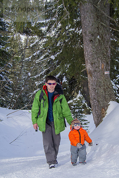 Menschlicher Vater Sohn Schnee