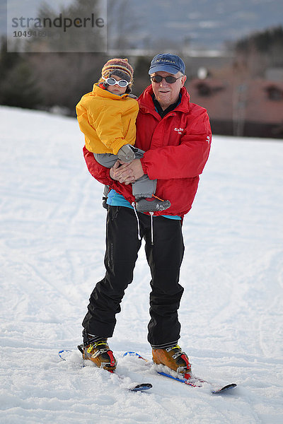 tragen Sohn Großvater Schnee