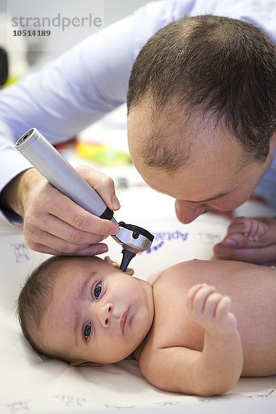 Reportage in einer Kinderarztpraxis in Lausanne  Schweiz. Untersuchung der Hals-  Nasen- und Ohrenorgane.