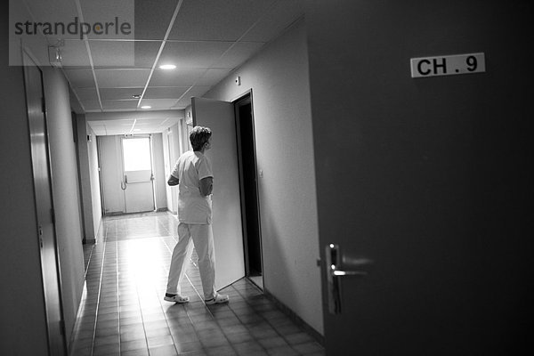 Reportage in der psychiatrischen Abteilung eines Krankenhauses in Haute Savoie  Frankreich. Eine Hilfskrankenschwester unterhält sich mit einem Patienten.
