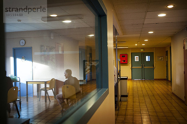 Reportage in der psychiatrischen Abteilung eines Krankenhauses in Haute Savoie  Frankreich. Der Gemeinschaftsraum  in dem die Patienten ihre Mahlzeiten einnehmen
