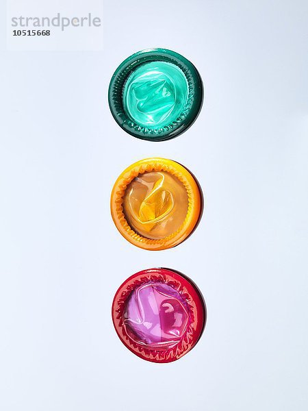 Drei leuchtend bunte Kondome  Studioaufnahme Kondome