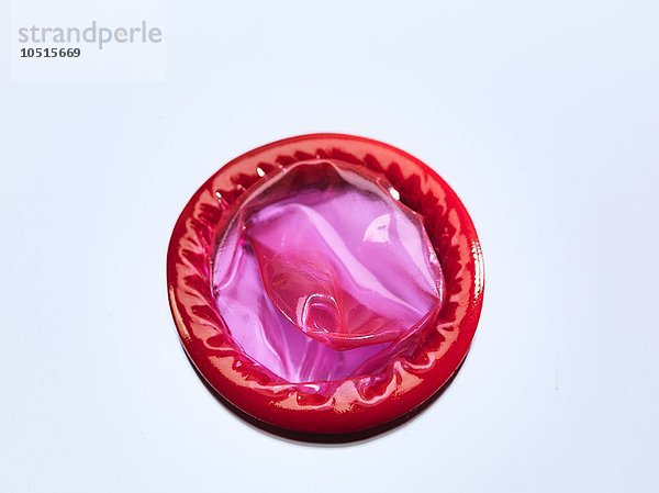 Rotes Kondom  Studioaufnahme  rotes Kondom