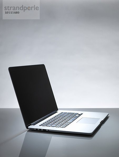 Offener Laptop  Studioaufnahme  Laptop