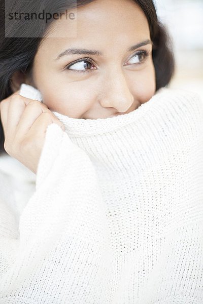 MODELL FREIGEGEBEN. Porträt einer Frau mit weißem Pullover Frau mit weißem Pullover