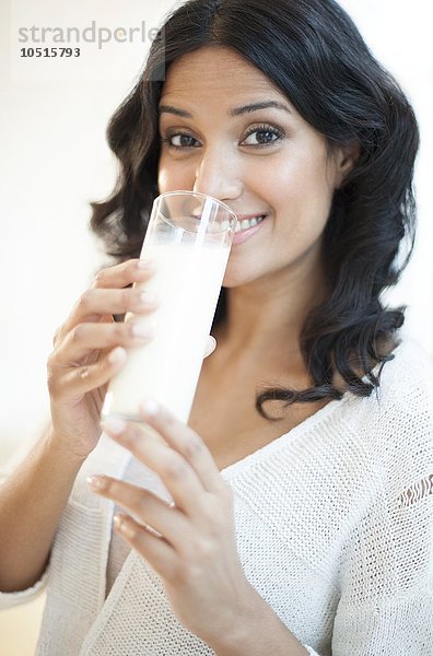 MODELL FREIGEGEBEN. Porträt einer Frau  die ein Glas Milch trinkt Frau trinkt Milch