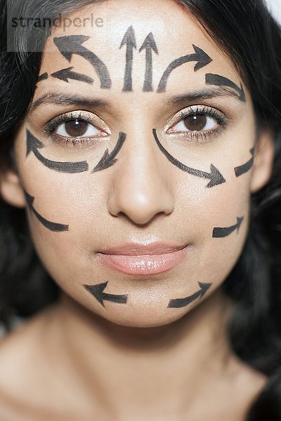 MODELL FREIGEGEBEN. Kosmetische Chirurgie Konzept  Frau mit Pfeilen im Gesicht