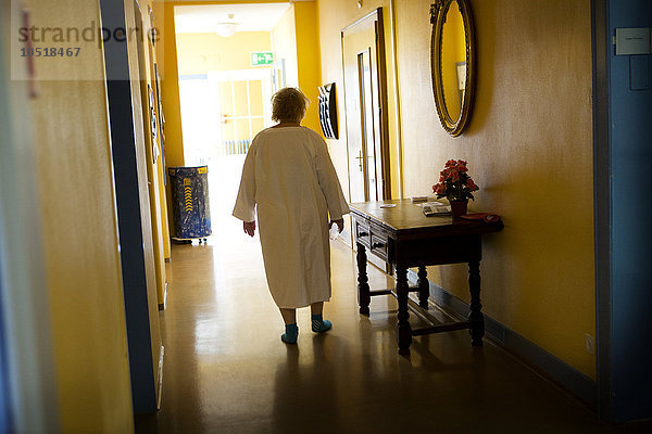 Reportage in einem psychiatrischen Krankenhaus in Malevoz  Schweiz. Das Krankenhaus behandelt Erwachsene  die an einer psychischen Krankheit leiden und eine Behandlung benötigen  die darauf abzielt  existenzielles und/oder relationales Leiden zu lindern.