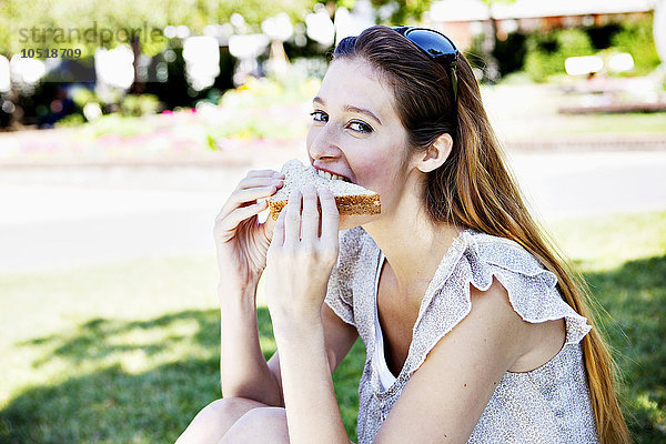 Frau isst ein Sandwich.