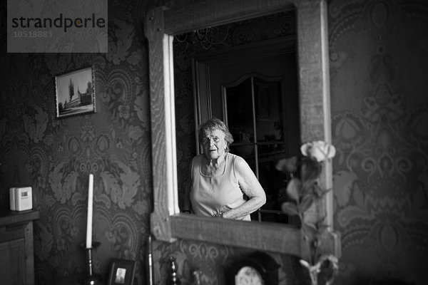 Porträt der 89-jährigen Tantine. Sie lebt allein auf dem Lande in Belgien.