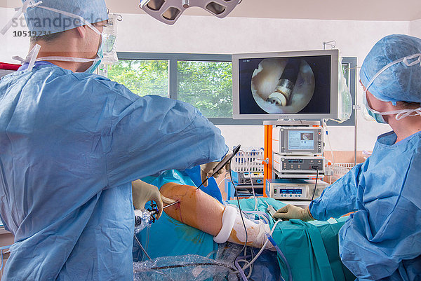 Reportage in der Krankenhausgruppe St. Grgoire in Rennes  Frankreich. Arthroskopie der Schulter  das elektrische Skalpell ist zu sehen.