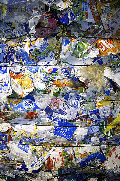 Eine Anlage zur Abfallsortierung. Recycling von Kartonverpackungen.