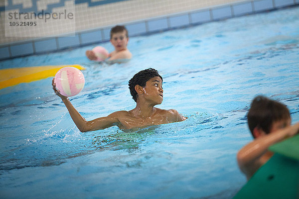 Reportage in einer 6. Klasse in Genf  Schweiz. Wöchentlicher Ausflug ins Schwimmbad.