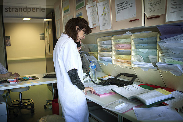 Reportage über ein psychiatrisches Liaison-Team in einem Krankenhaus in der Region Haute-Savoie in Frankreich. Die Psychiater und Krankenschwestern des Teams intervenieren auf Wunsch der Ärzte im gesamten Krankenhaus.