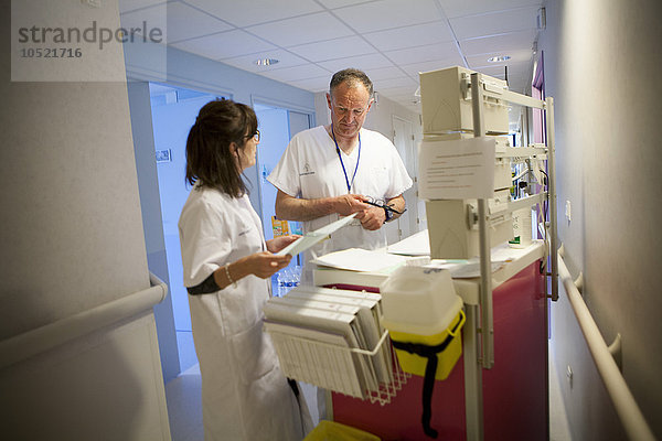 Reportage über ein psychiatrisches Liaison-Team in einem Krankenhaus in der Region Haute-Savoie in Frankreich. Die Psychiater und Krankenschwestern des Teams intervenieren auf Wunsch der Ärzte im gesamten Krankenhaus.