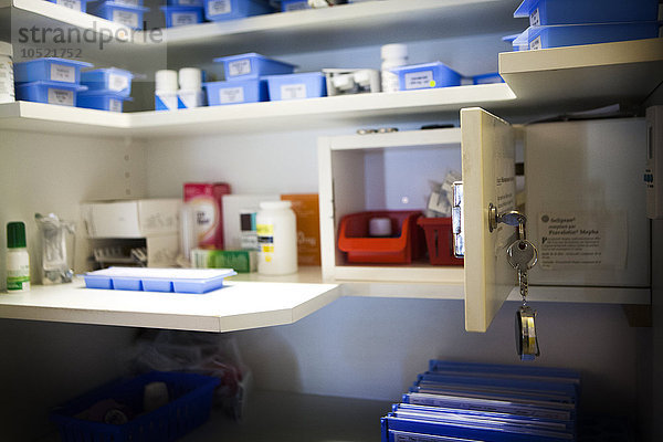 Reportage in einer psychiatrischen Abteilung für Erwachsene in der Stiftung Nant in der Schweiz. Die Apotheke der Station. Das Pflegeteam bewahrt die bei den Patienten gefundenen Medikamente in einer verschlossenen Schublade auf.