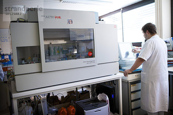 Reportage in einem Biologielabor im Krankenhaus von Thonon-les-Bains  Frankreich. Hämatologielabor  Bestimmung der Blutgruppe aus Blutproben.