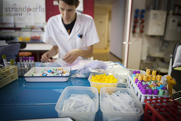 Reportage in einem Biologielabor im Krankenhaus von Thonon-les-Bains  Frankreich. Empfang von Blutproben: Etikettierung und Sortierung.