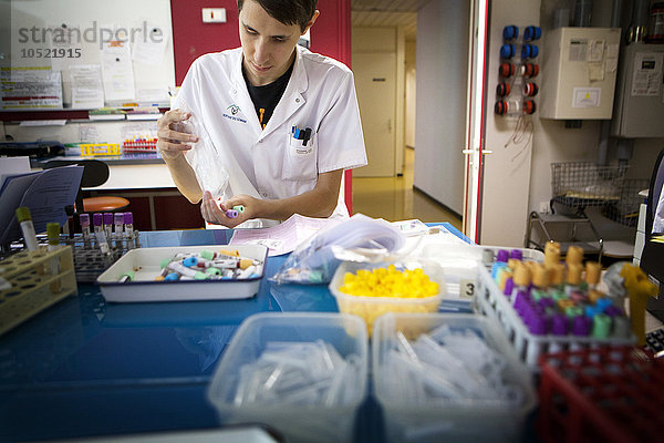 Reportage in einem Biologielabor im Krankenhaus von Thonon-les-Bains  Frankreich. Empfang von Blutproben: Etikettierung und Sortierung.