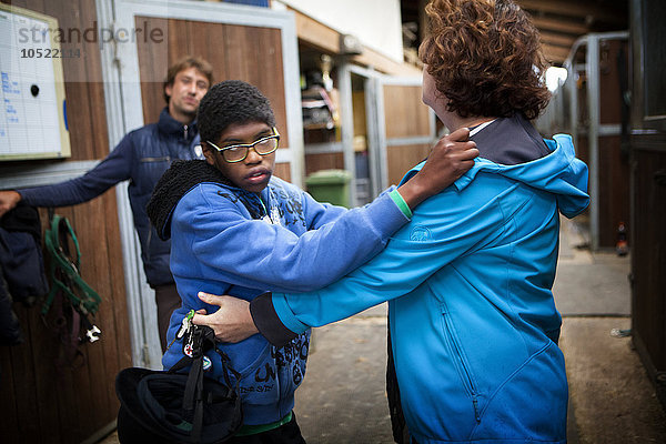 Reportage über Sylvain  11 Jahre alt  der an Autismus leidet. Die Diagnose wurde gestellt  als er 7 Jahre alt war. Einmal pro Woche geht er in ein Reitzentrum  um eine Reittherapie zu absolvieren.