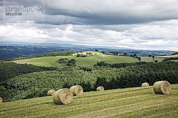 Landschaft des Cantal in der Auvergne  Frankreich.