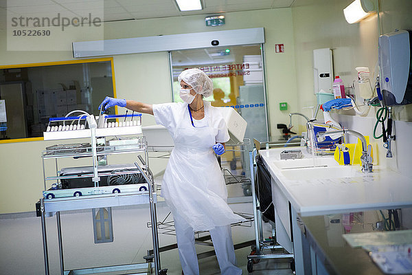 Reportage in einer Sterilisationsabteilung im Krankenhaus von Thonon-les-Bains  Frankreich. Alle Krankenhausdienste schicken ihre Ausrüstung zur Sterilisation hierher. Für jedes Instrument gibt es ein Formular  mit dem sich die einzelnen Sterilisationsschritte zurückverfolgen lassen. Die Instrumente werden zunächst von Hand gewaschen.