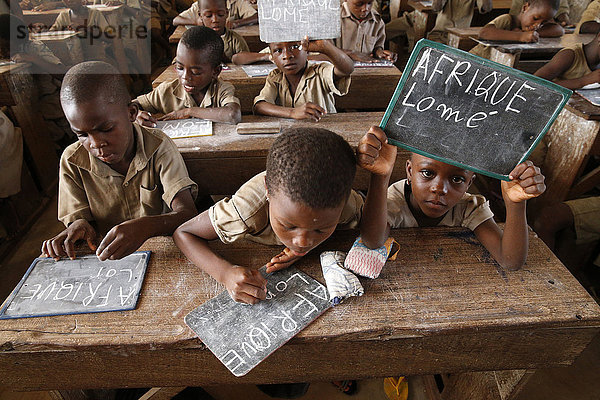 Afrikanische Grundschule (Togo). Geographieunterricht.